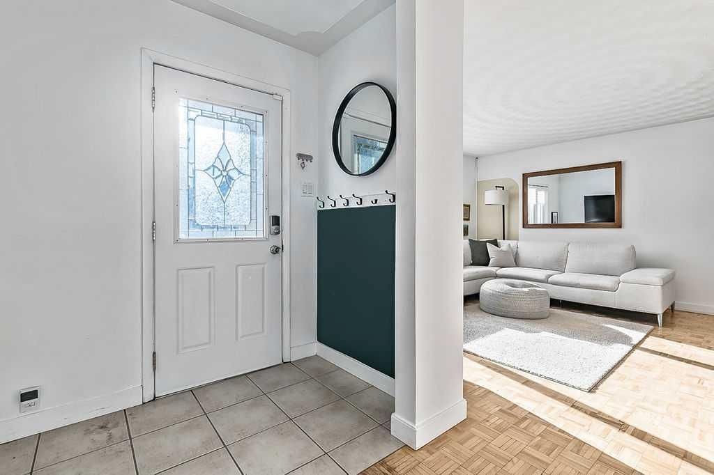 2036 51 Avenue SW, Calgary — photo 2 of 40