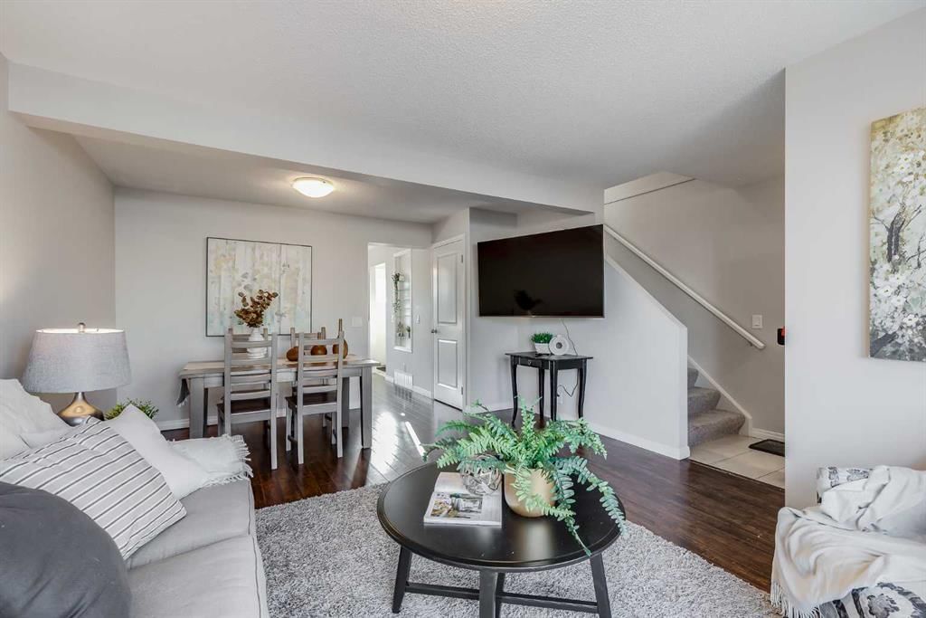 292 Falton Drive NE, Calgary — photo 5 of 34