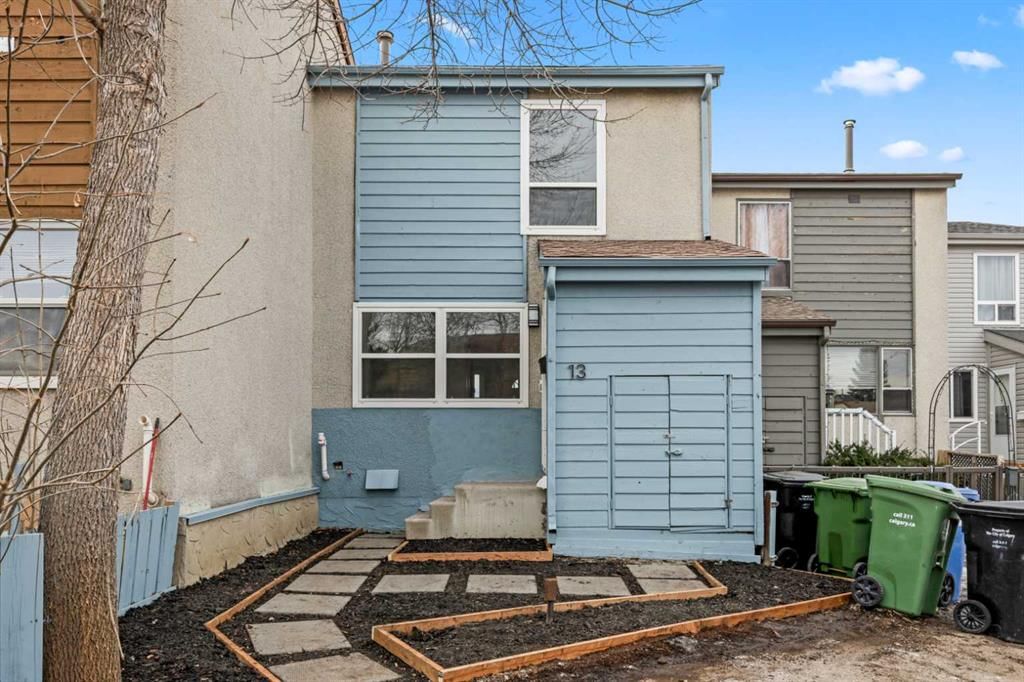 13 Penworth Close SE, Calgary — photo 4 of 37