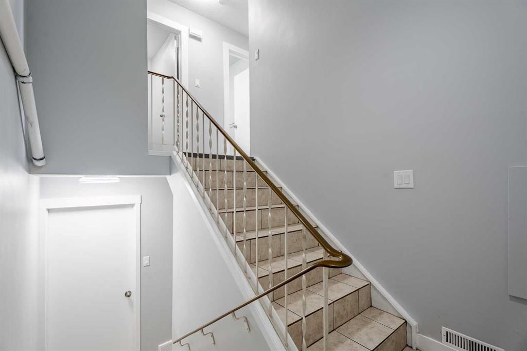 424 Sabrina Road SW, Calgary — photo 4 of 26