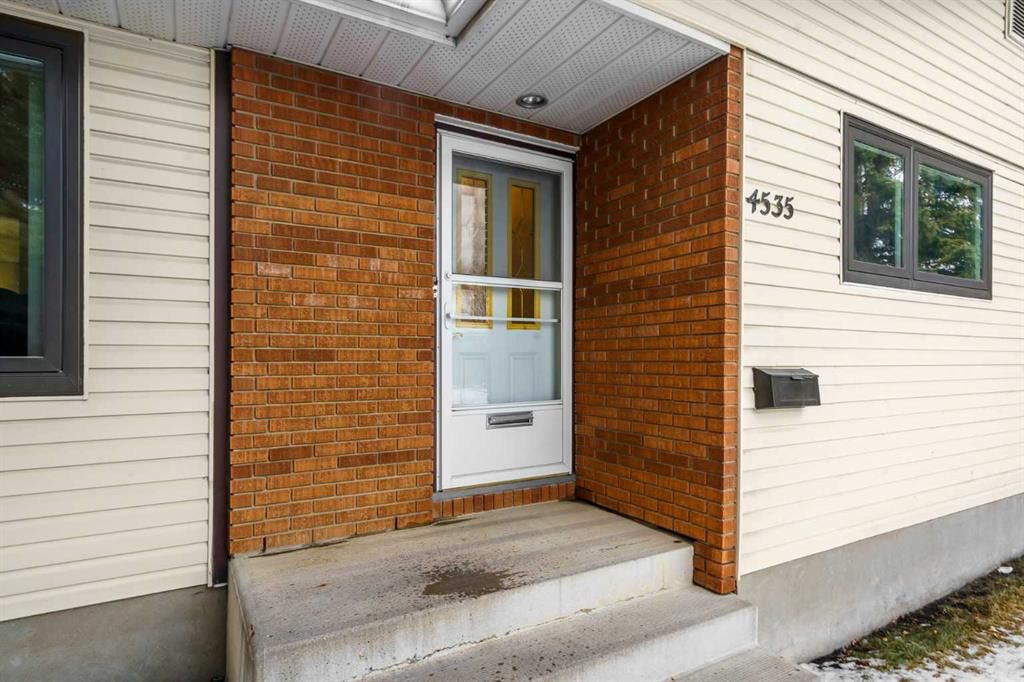 4535 Vandergrift Crescent NW, Calgary — photo 2 of 39