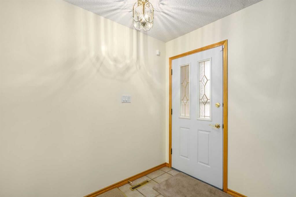 4535 Vandergrift Crescent NW, Calgary — photo 3 of 39