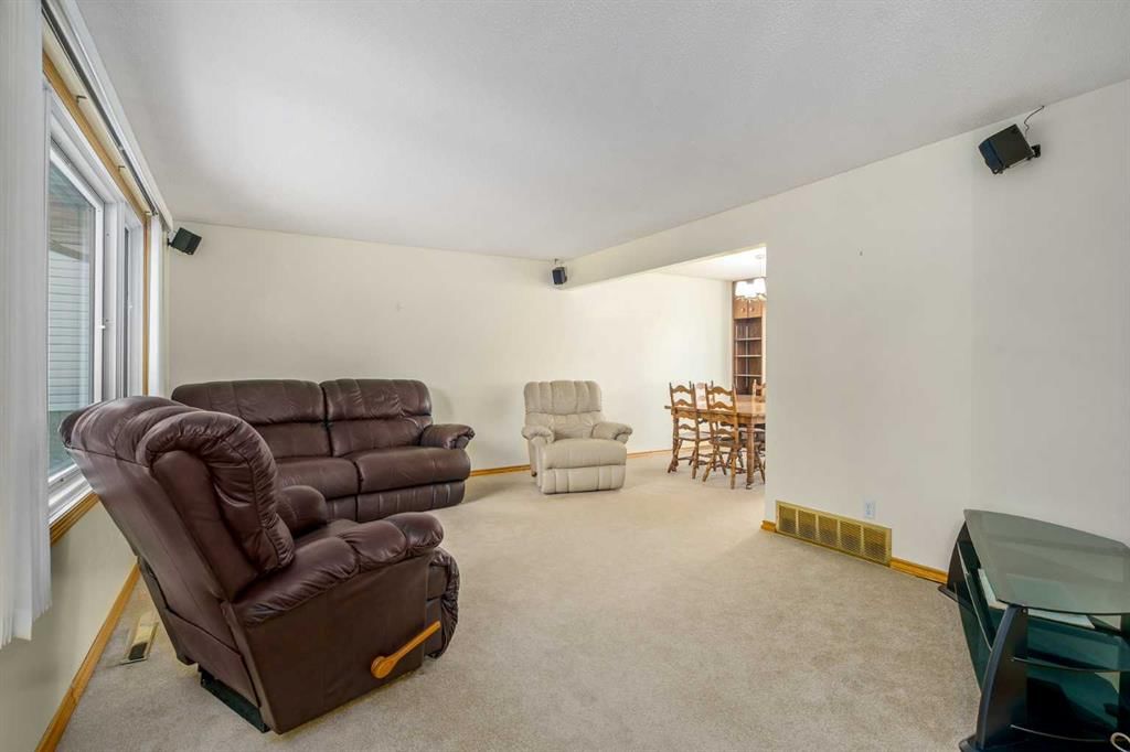 4535 Vandergrift Crescent NW, Calgary — photo 4 of 39