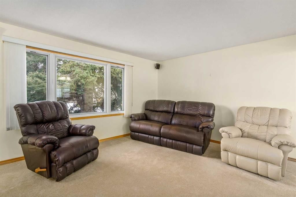4535 Vandergrift Crescent NW, Calgary — photo 5 of 39