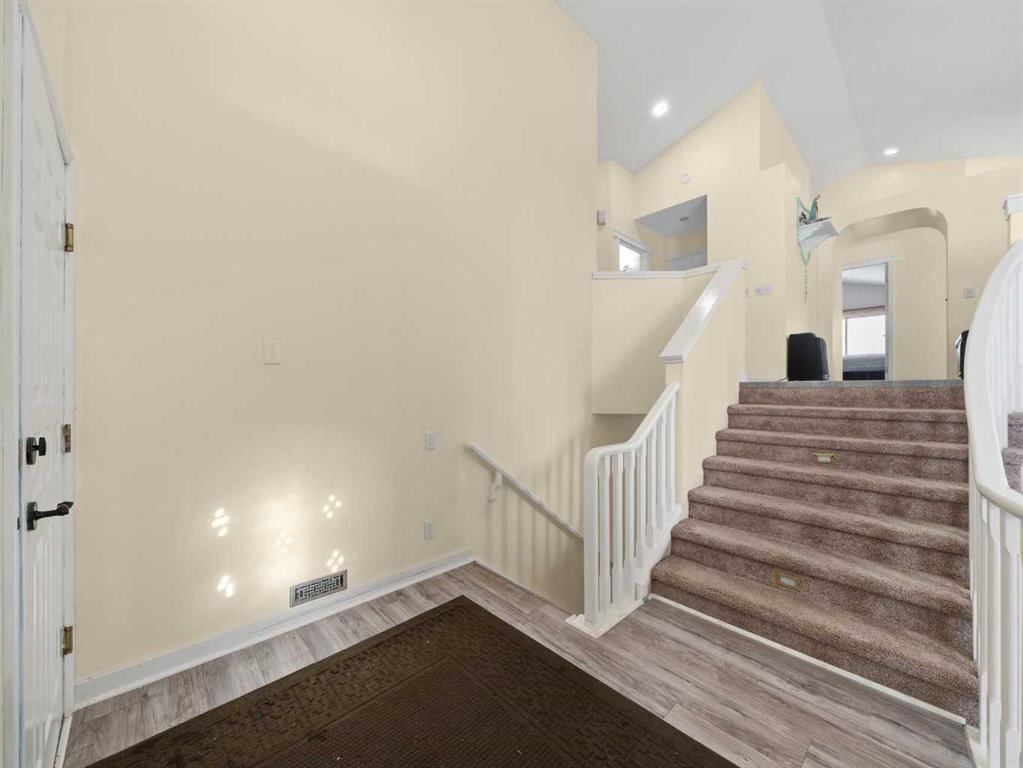 109 Somerset Close SW, Calgary — photo 2 of 38