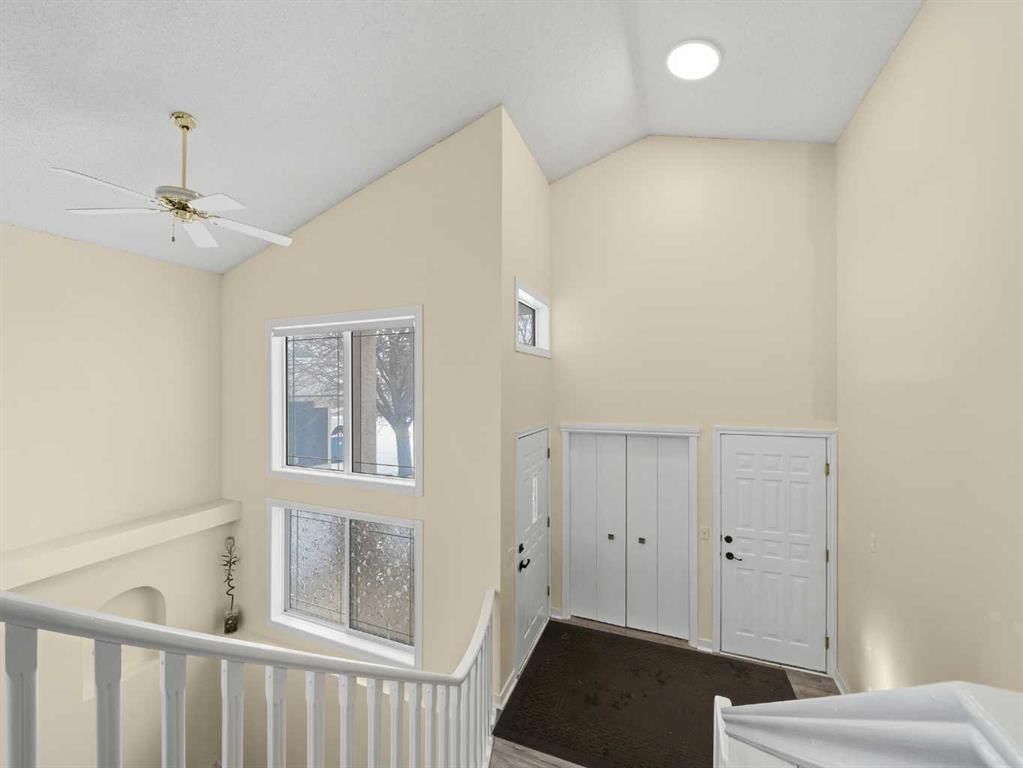 109 Somerset Close SW, Calgary — photo 3 of 38