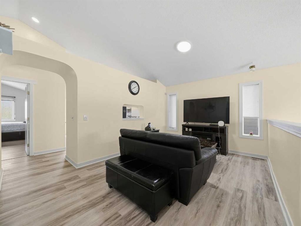 109 Somerset Close SW, Calgary — photo 4 of 38
