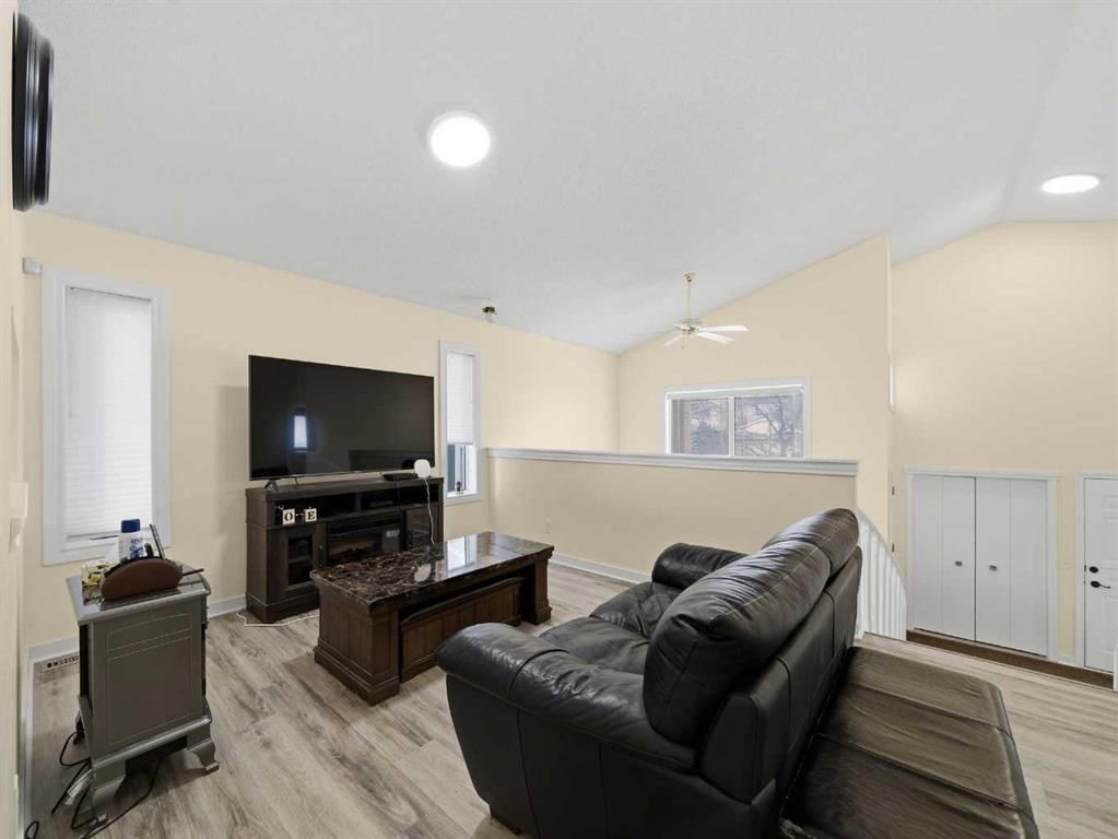 109 Somerset Close SW, Calgary — photo 5 of 38