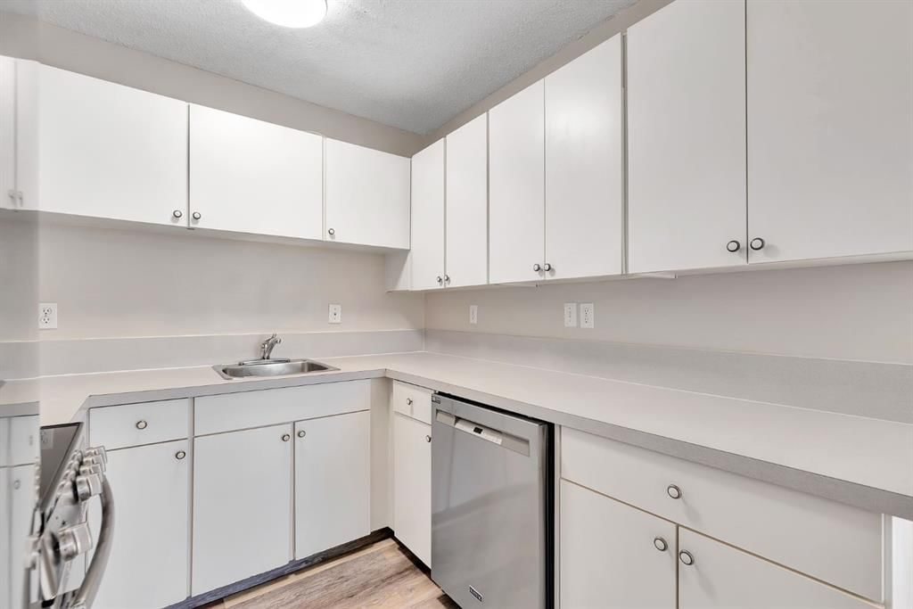 407D, 5601 Dalton Drive NW, Calgary — photo 5 of 34