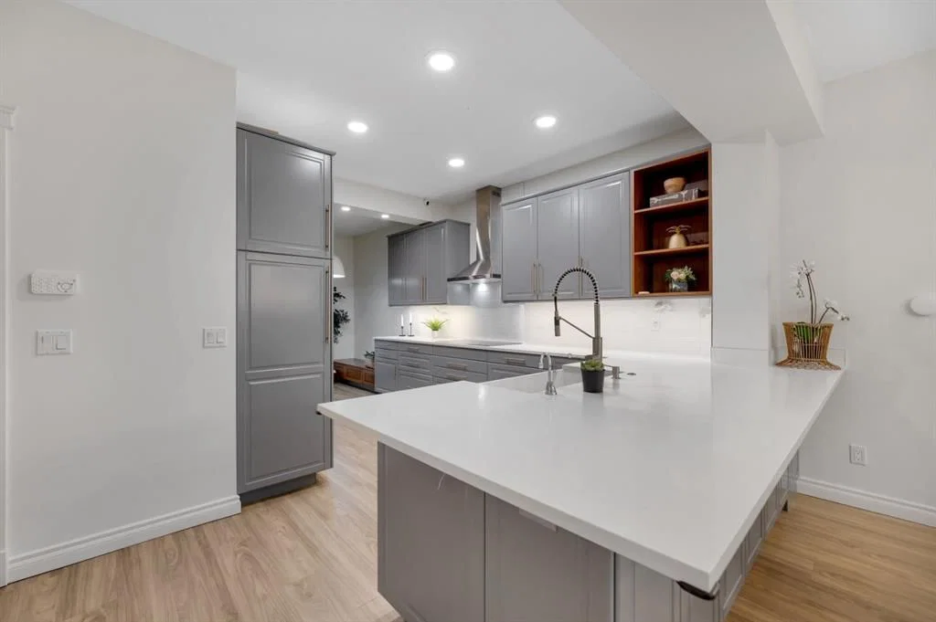 12, 10 St Julien Drive SW, Calgary — photo 4 of 43