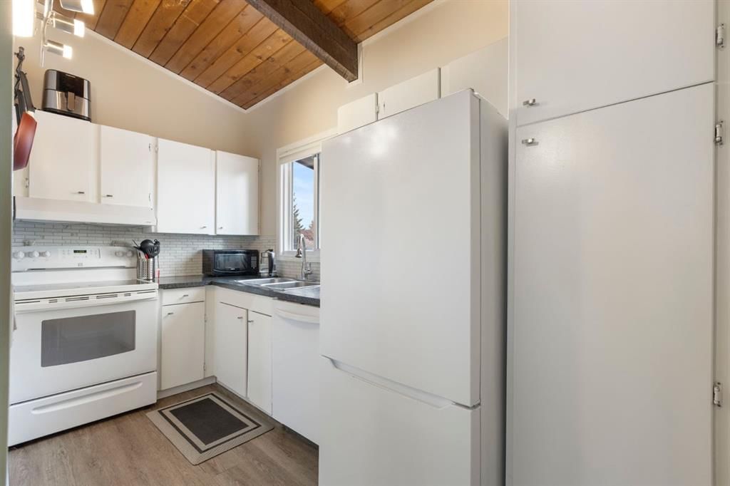 4954 Rundlewood Drive NE, Calgary — photo 3 of 40