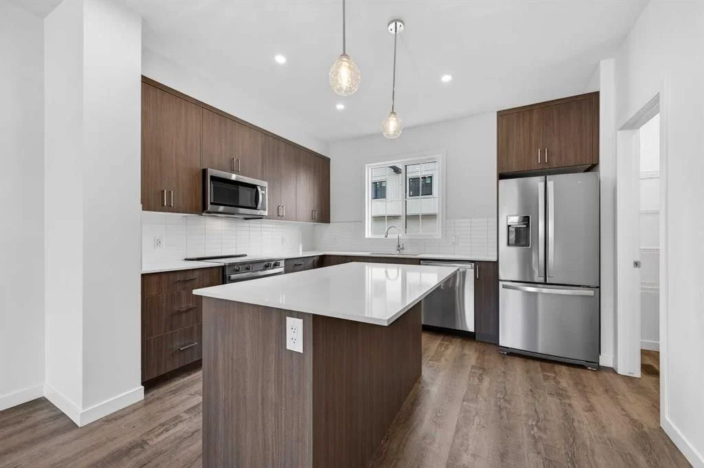 64 Creekside Drive SW, Calgary — photo 3 of 35