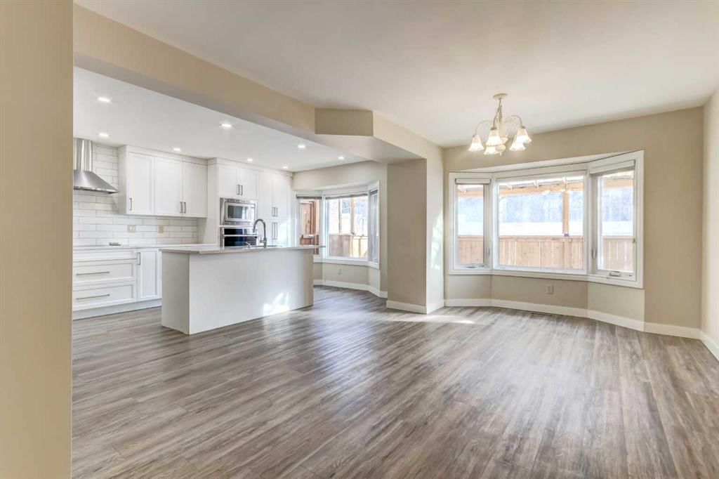 83 Hawkfield Crescent NW, Calgary — photo 3 of 37