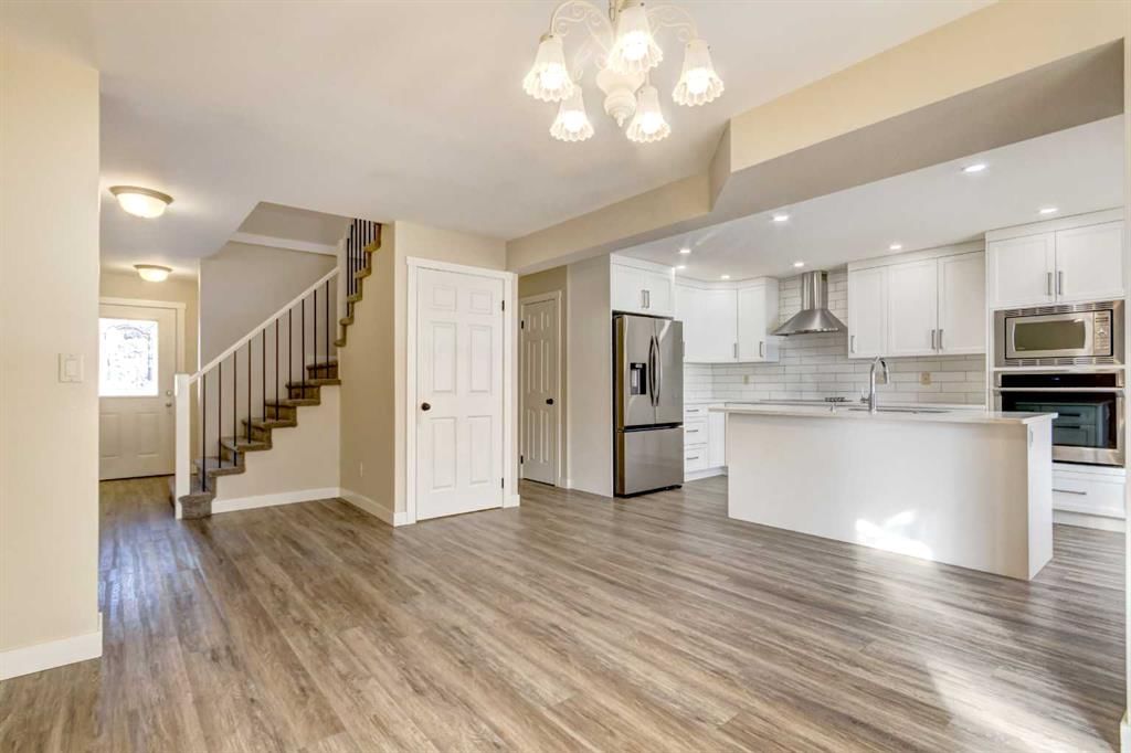 83 Hawkfield Crescent NW, Calgary — photo 4 of 37