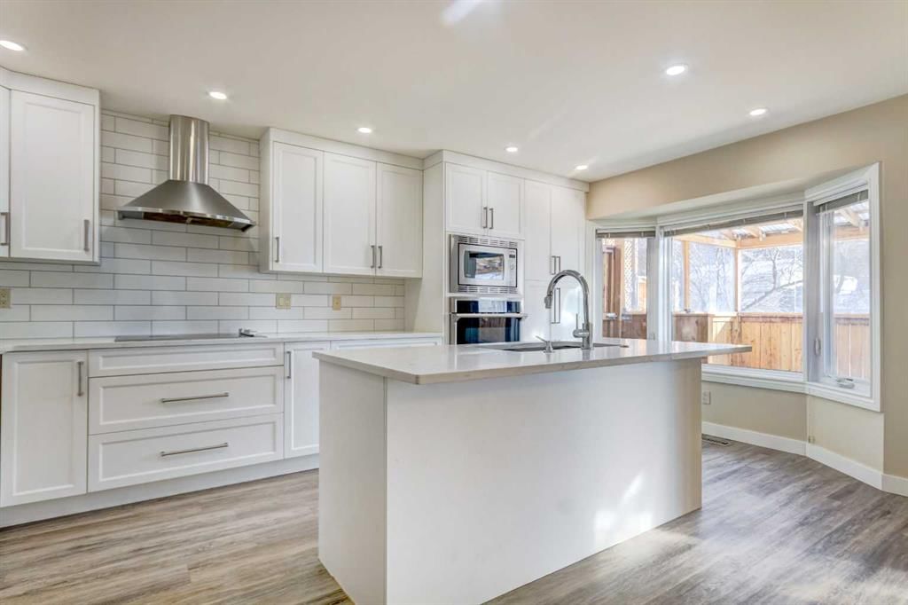 83 Hawkfield Crescent NW, Calgary — photo 5 of 37