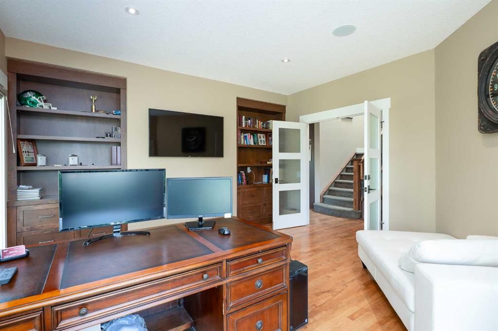 664 29 Avenue NW, Calgary — photo 5 of 50