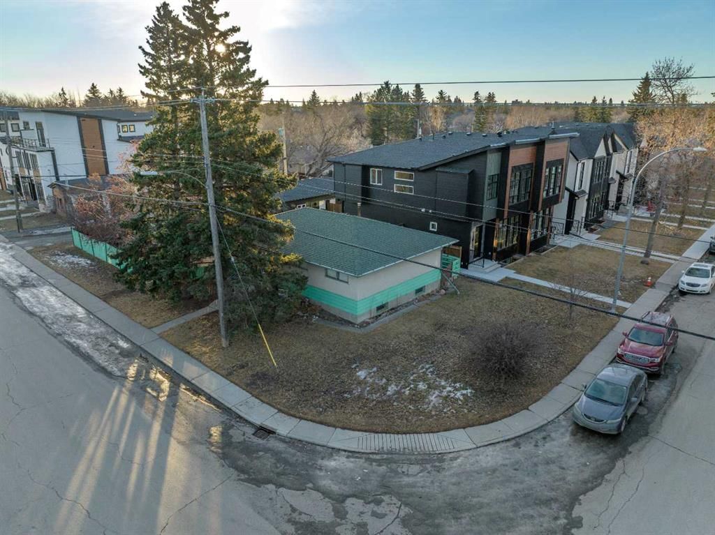 4313 30 Avenue SW, Calgary — main listing photo