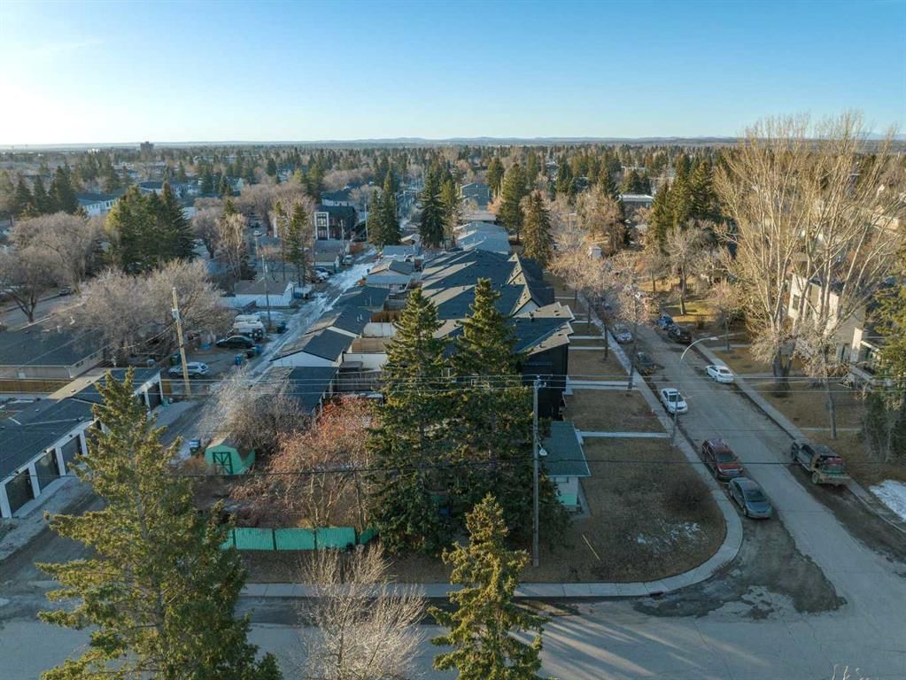 4313 30 Avenue SW, Calgary — photo 4 of 42