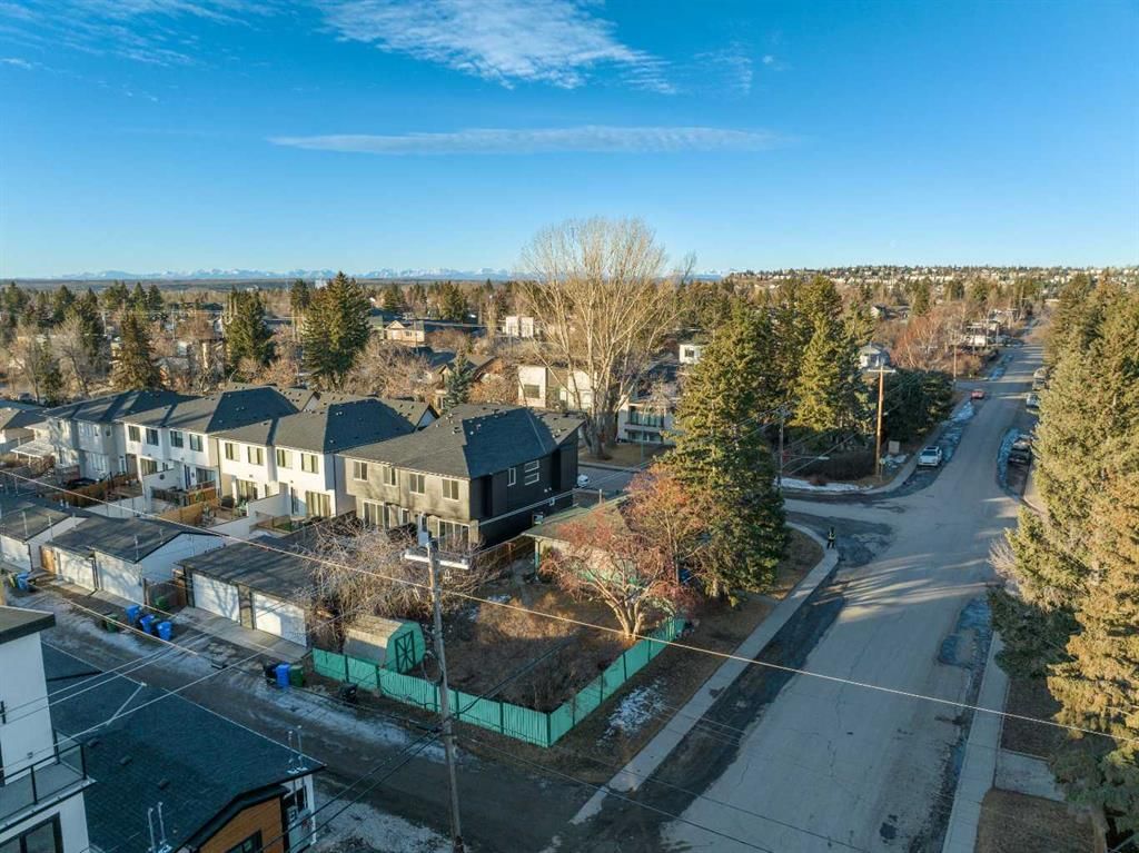 4313 30 Avenue SW, Calgary — photo 5 of 42