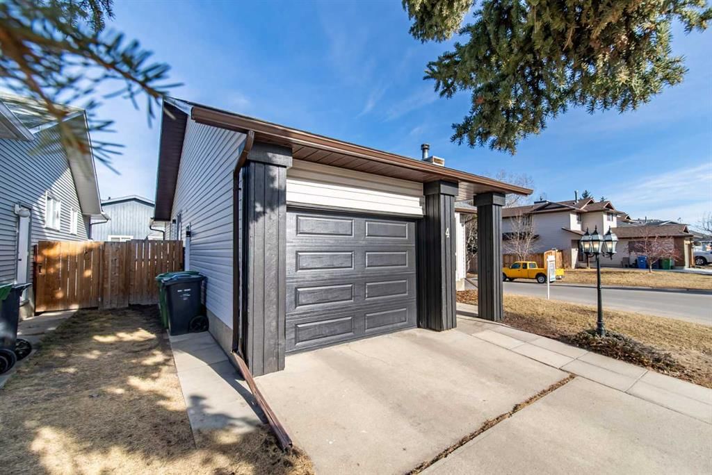 4 Cedargrove Road SW, Calgary — photo 3 of 38