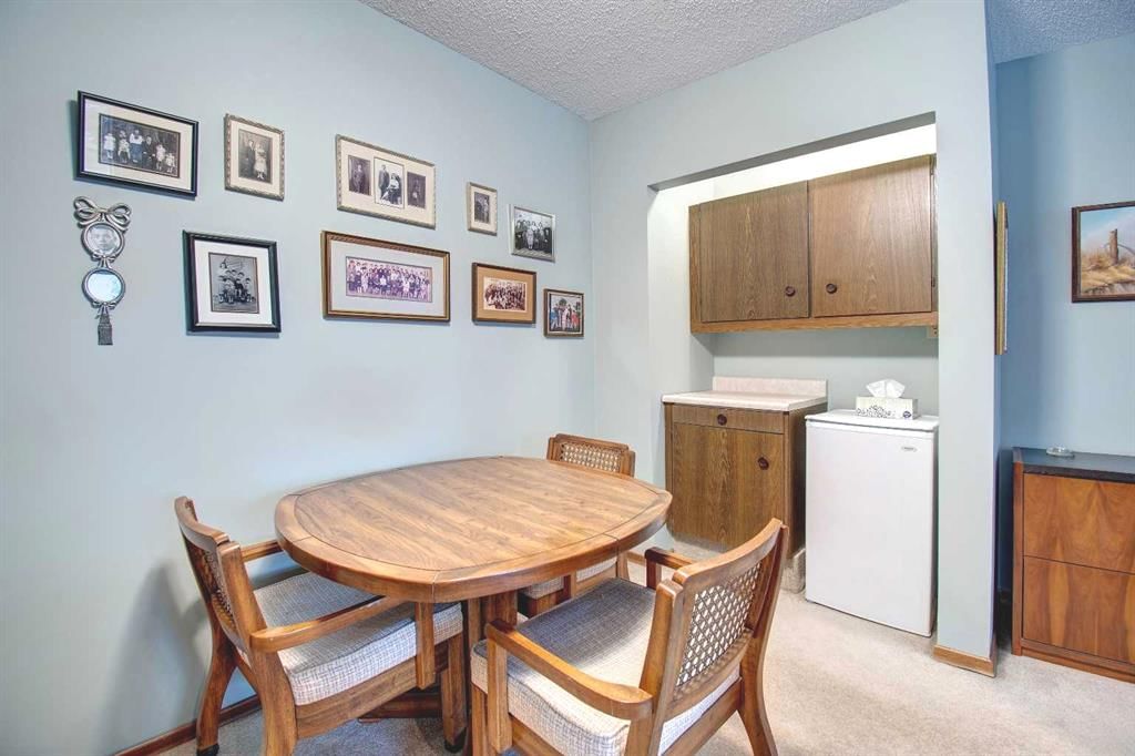 487 Arlington Drive SE, Calgary — photo 5 of 39