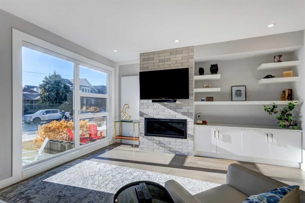 2022 44 Avenue SW, Calgary — photo 3 of 39