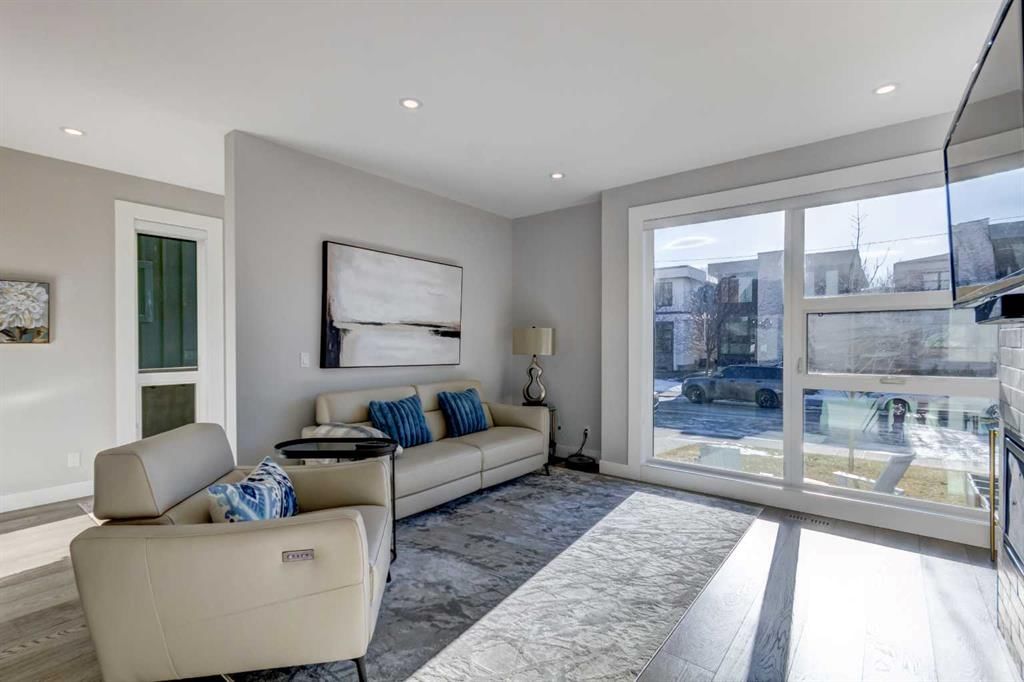 2022 44 Avenue SW, Calgary — photo 4 of 39