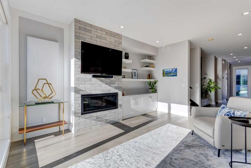 2022 44 Avenue SW, Calgary — photo 5 of 39