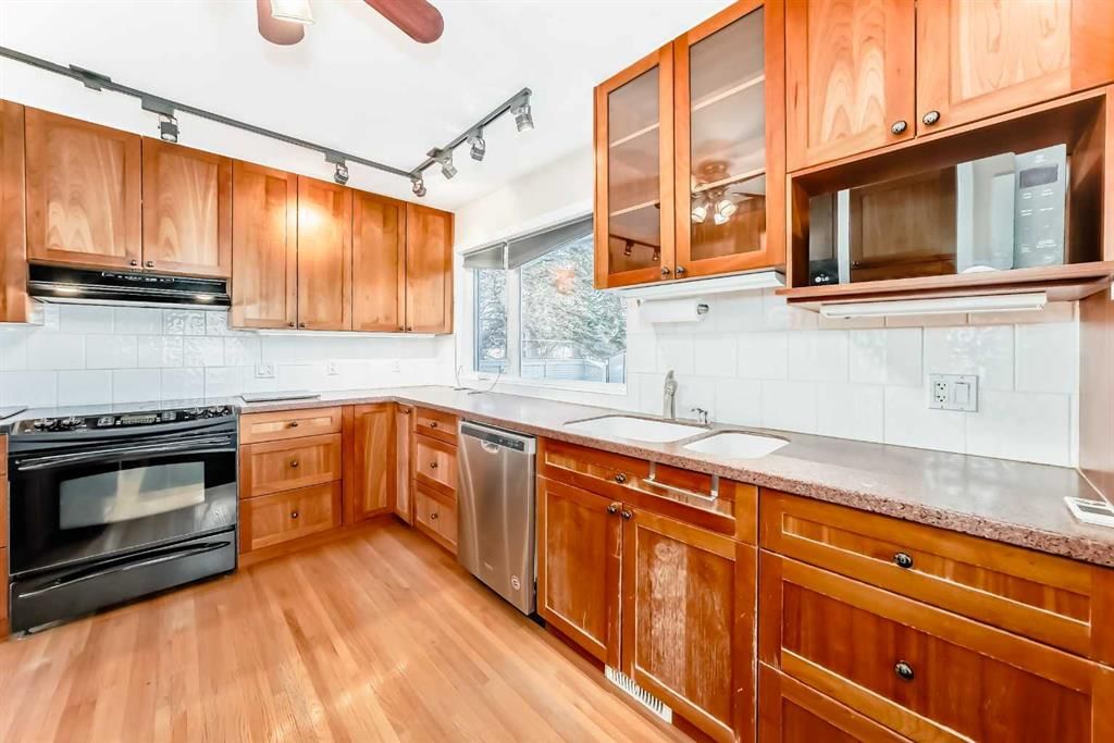 919 Robert Road NE, Calgary — photo 4 of 25