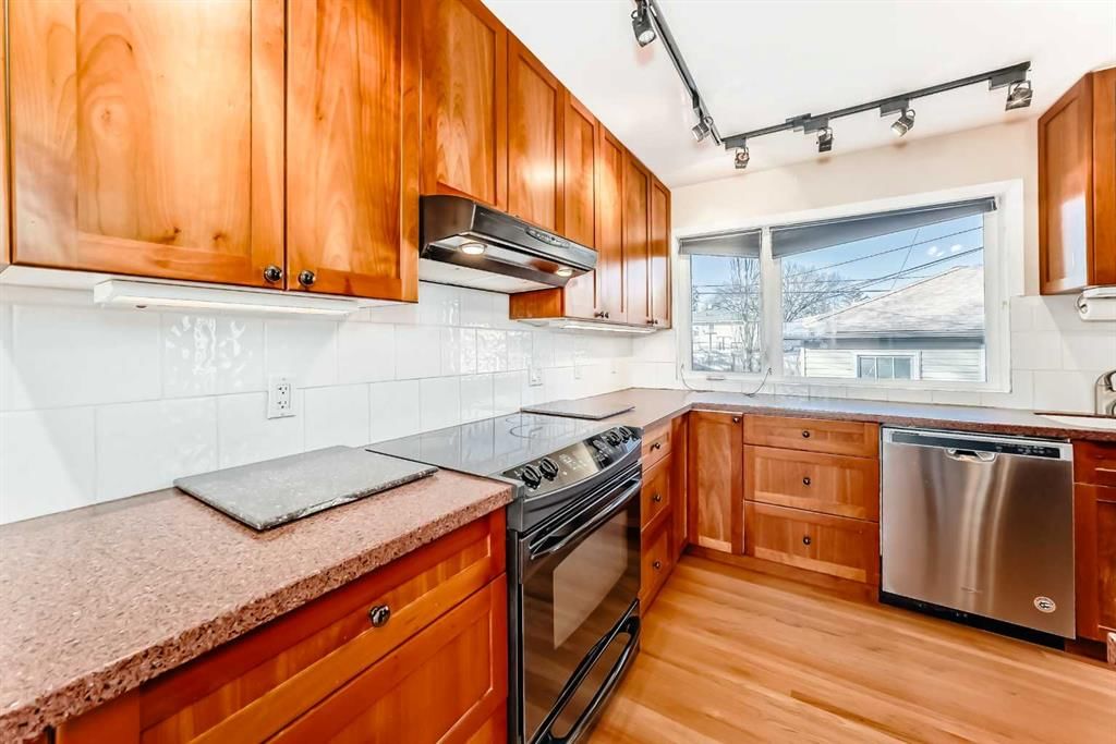 919 Robert Road NE, Calgary — photo 5 of 25