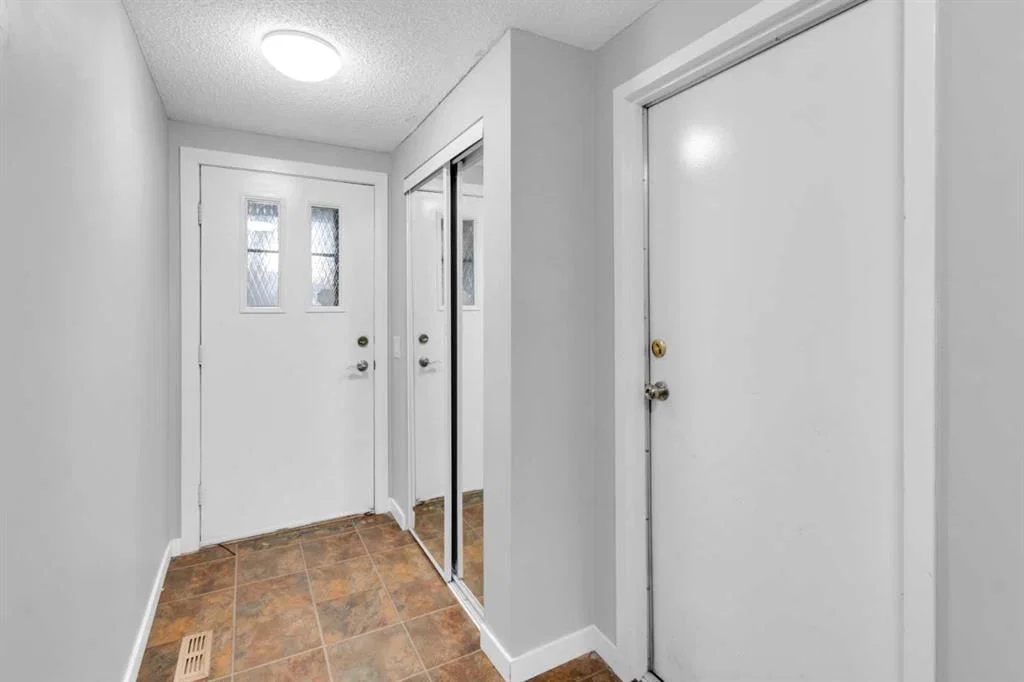 1418 Ranchlands Road NW, Calgary — photo 3 of 36