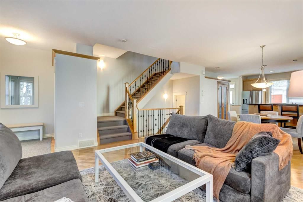 236 Somme Avenue SW, Calgary — photo 3 of 37
