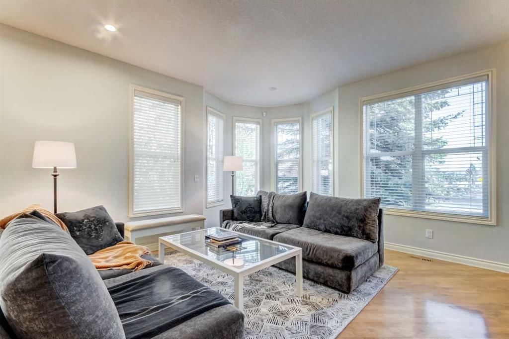 236 Somme Avenue SW, Calgary — photo 4 of 37