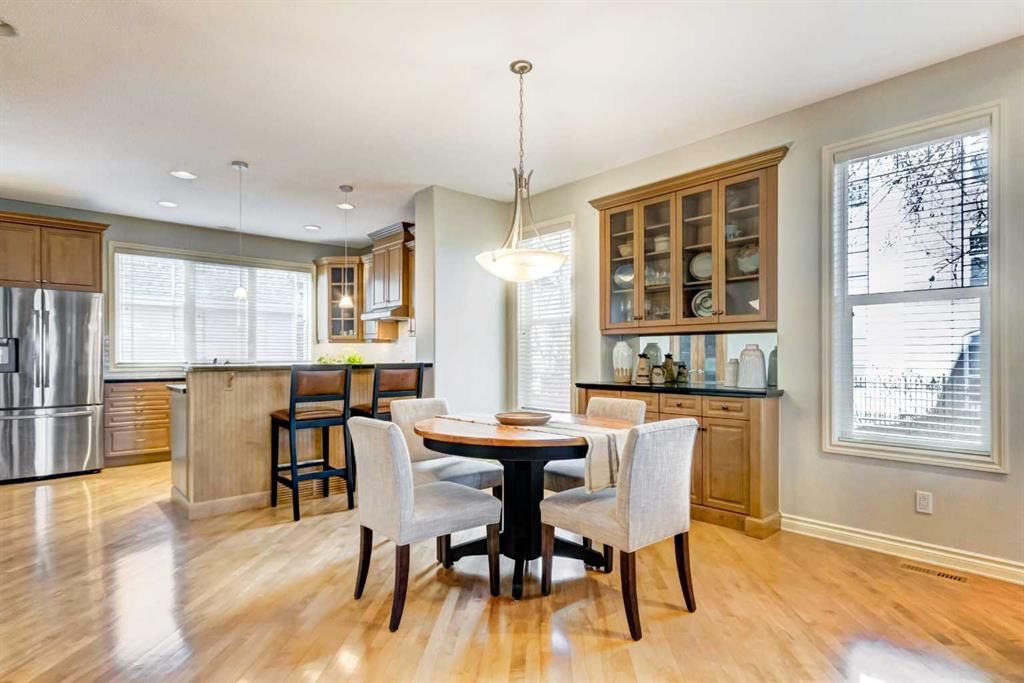 236 Somme Avenue SW, Calgary — photo 5 of 37
