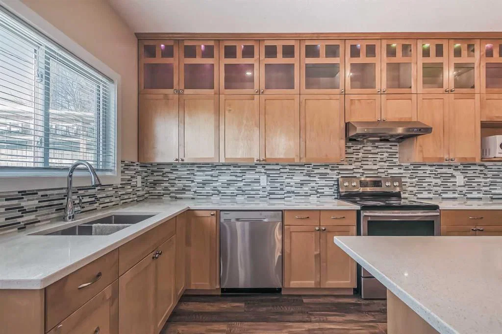23 Cheltenham Road NW, Calgary — photo 4 of 50