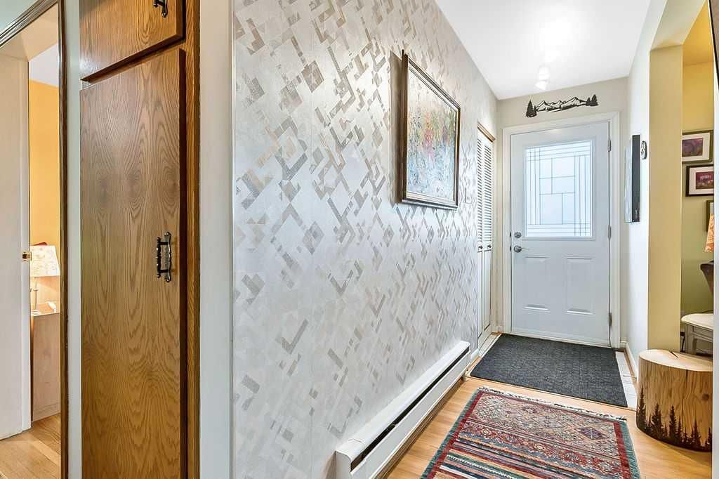 623 75 Avenue SW, Calgary — photo 2 of 43