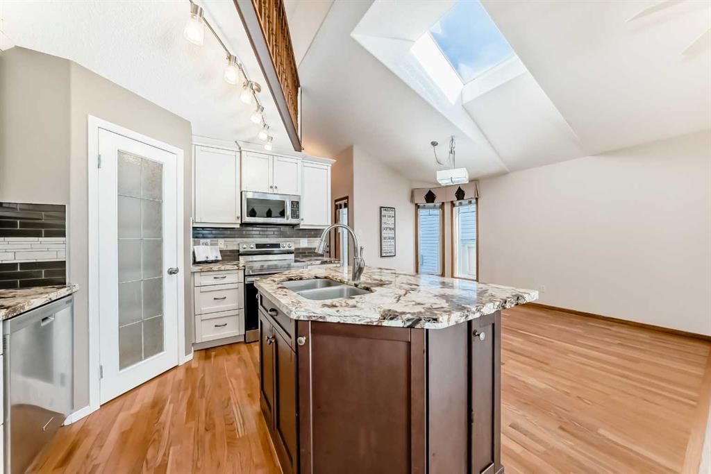 110 Somerglen Road SW, Calgary — photo 5 of 42