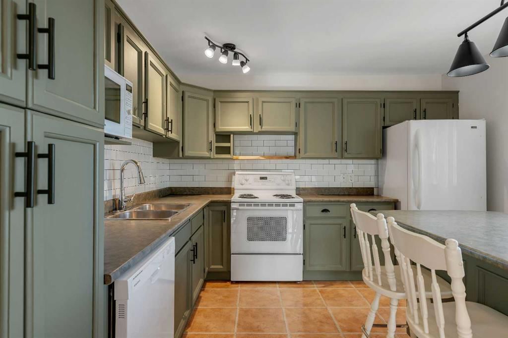 3404 35 Avenue SE, Calgary — photo 4 of 30