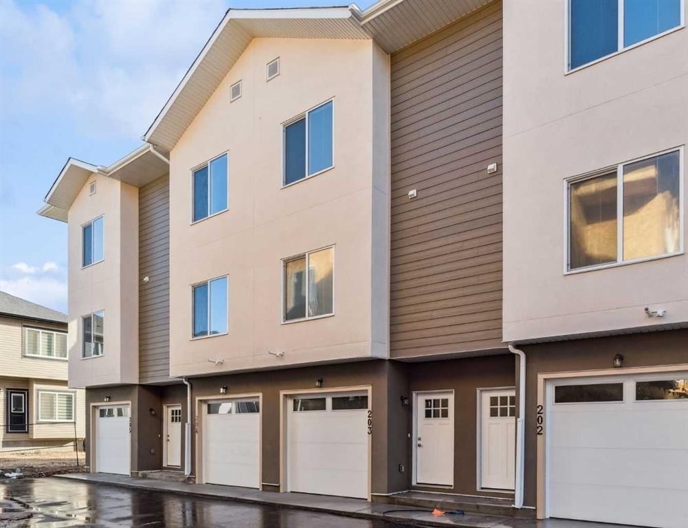204, 95 Saddlecrest Circle NE, Calgary — main listing photo