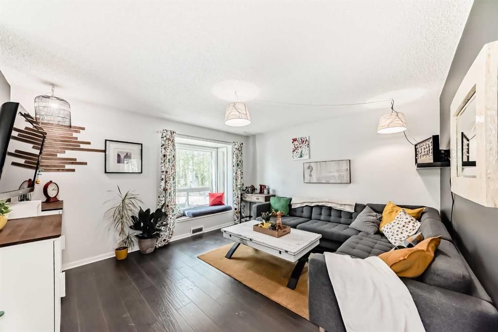 12 Taraglen Road NE, Calgary — photo 3 of 30
