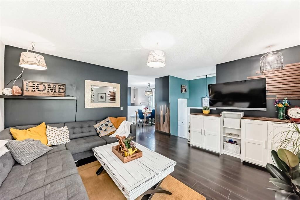 12 Taraglen Road NE, Calgary — photo 4 of 30