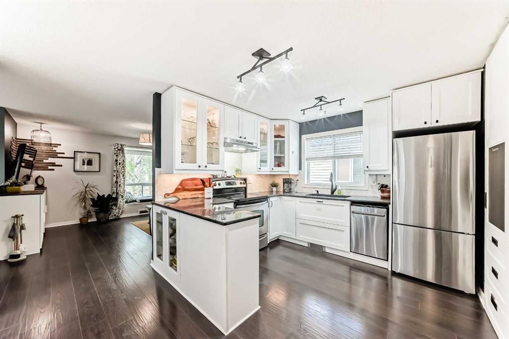 12 Taraglen Road NE, Calgary — photo 5 of 30