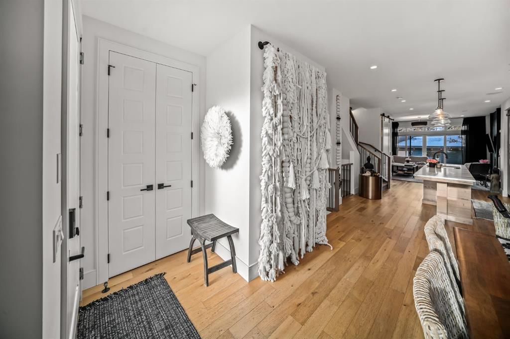 1910 48 Avenue SW, Calgary — photo 4 of 39