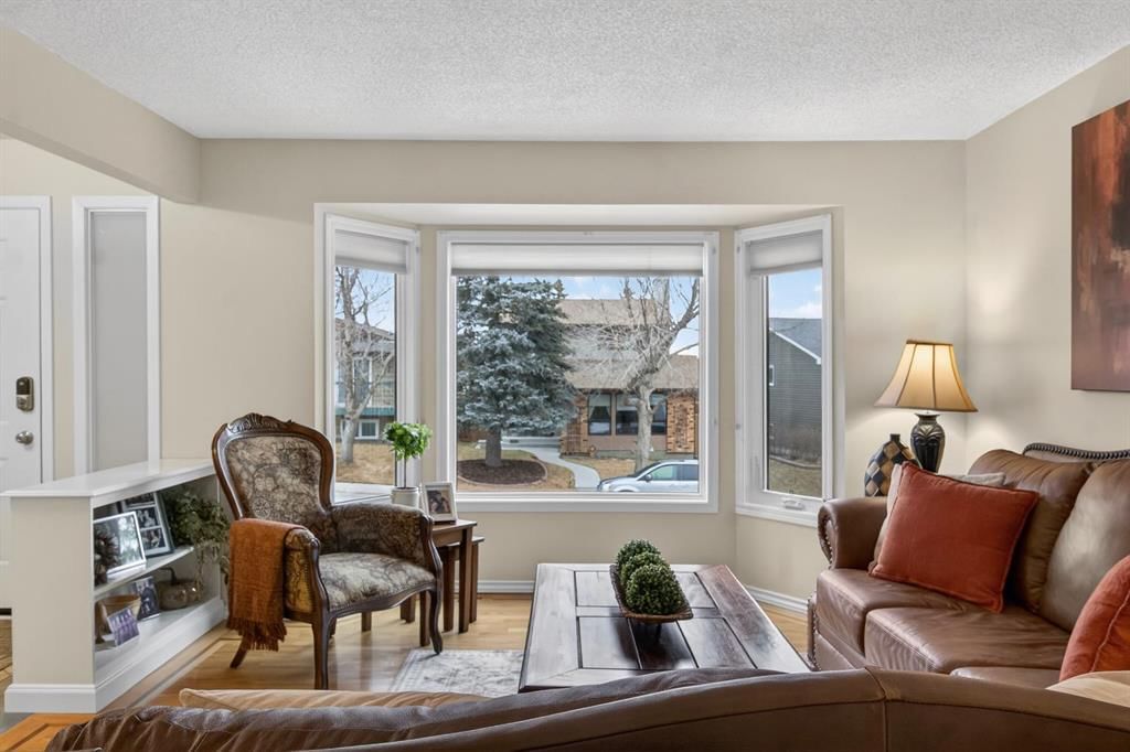 68 Bermondsey Rise NW, Calgary — photo 4 of 47