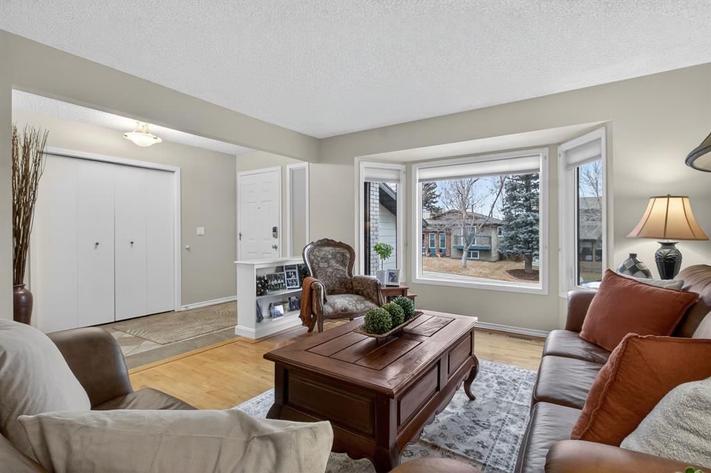 68 Bermondsey Rise NW, Calgary — photo 5 of 47
