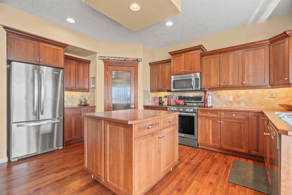 153 Crestridge Way SW, Calgary — photo 2 of 50