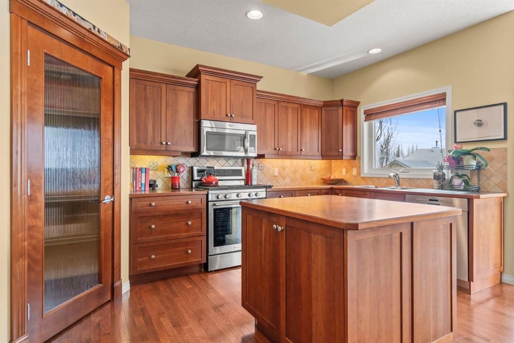 153 Crestridge Way SW, Calgary — photo 3 of 50
