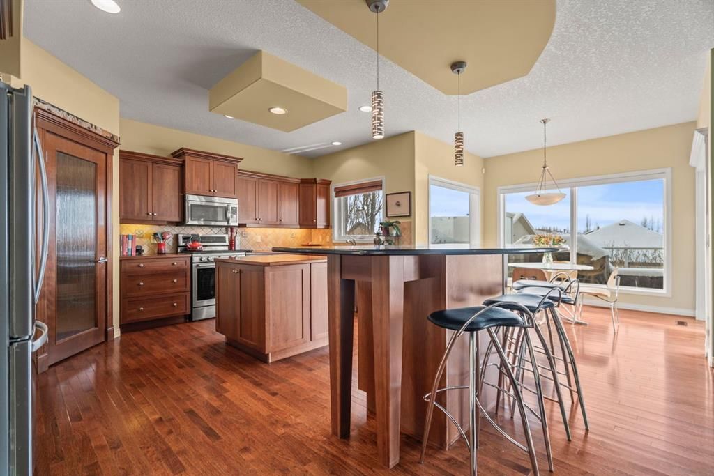 153 Crestridge Way SW, Calgary — photo 5 of 50