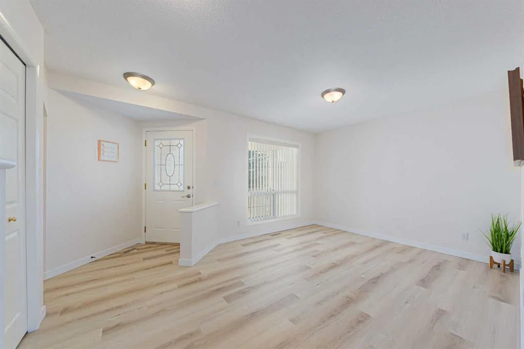 320 Citadel Meadow Bay NW, Calgary — photo 4 of 36