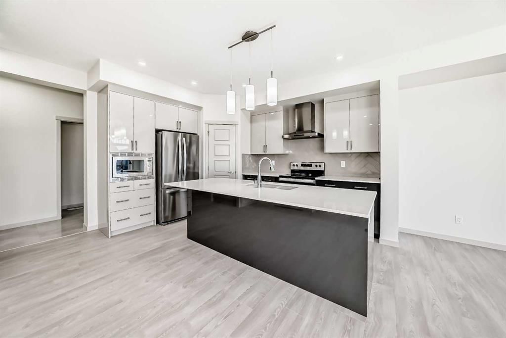 31 Lucas Passage NW, Calgary — photo 2 of 50